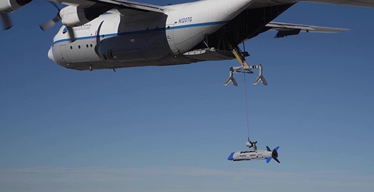 Bekijk hoe een vliegtuig een drone al vliegend uit de lucht grijpt