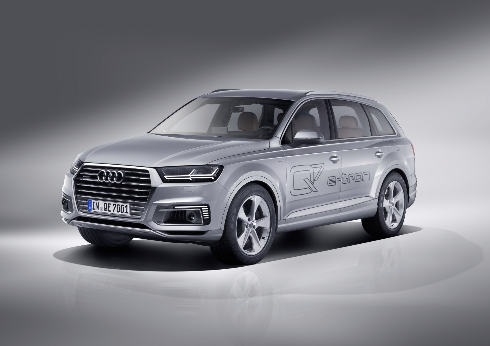 Grijze Audi Q7 E-Tron